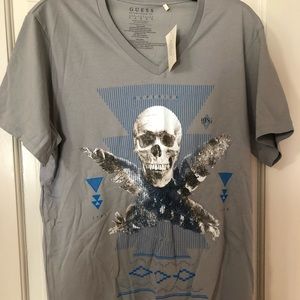 Men’s Guess skull tee.